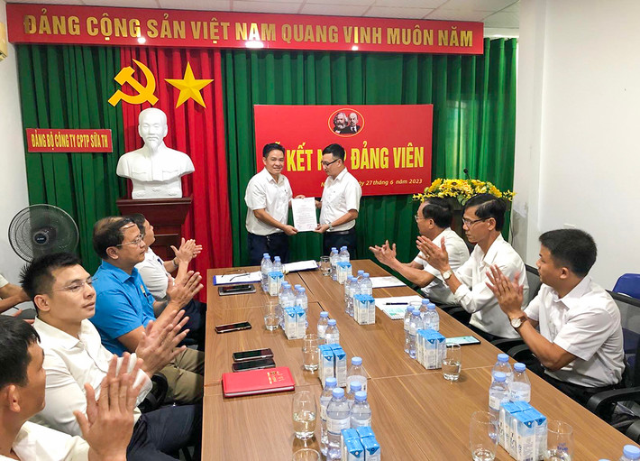 Lễ kết nạp đảng viên đối với anh Nguyễn Cảnh Cường (bìa trái) - Giám đốc thú y cụm trang trại 2 kiêm chuyên gia thú y của Dự án chăn nuôi bò sữa TH ở Nga. Ảnh: TH Phía sau những ly sữa tươi sạch -0