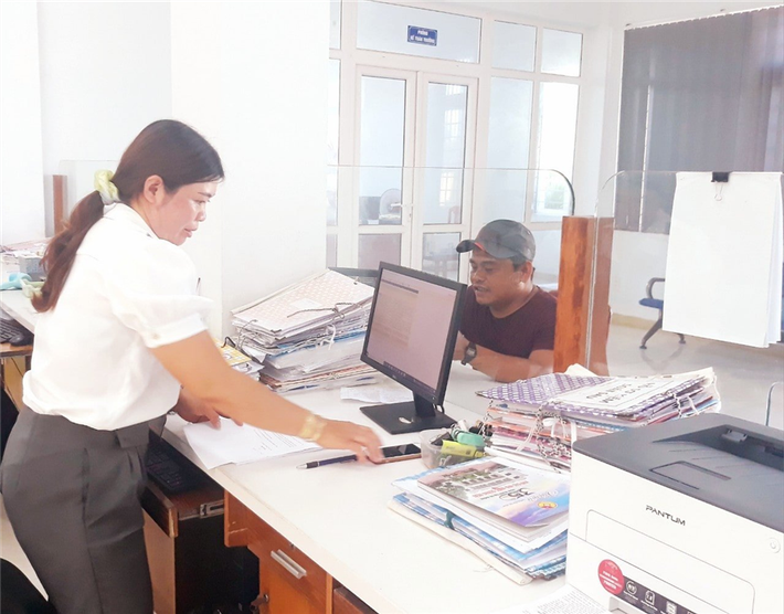 Chi trả hỗ trợ cho ngư dân nhanh nhất, tốt nhất ảnh 1 Công chức KBNN Lý Sơn đang làm thủ tục chi tiền hỗ trợ cho ngư dân. Ảnh: Phan Hiệp