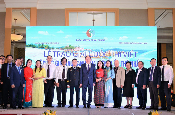 Các đại biểu tham dự buổi Lễ chụp ảnh lưu niệm Các đại biểu tham dự buổi Lễ chụp ảnh lưu niệm