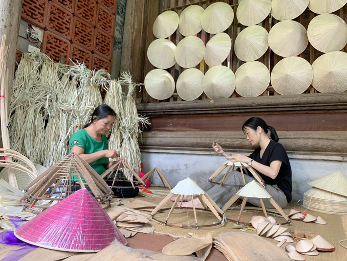Giới thiệu nguyên liệu và công đoạn làm nón Trải nghiệm làm nón Chuông tại phố cổ Hà Nội -1