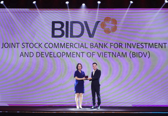 Bà Vũ Thị Thu Hiền - Phó Giám đốc Ban Tổ chức nhân sự BIDV - đại diện Ngân hàng nhận giải thưởng "Doanh nghiệp quan tâm chăm sóc nhân viên tuyệt vời nhất". Ảnh: BIDV BIDV trở thành