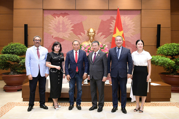 Chủ nhiệm Ủy ban Đối ngoại Vũ Hải Hà và Phó Chủ tịch kiêm Ủy viên Ban Chính trị đảng Radhamés Jiménez Peña, Cộng hòa Dominica cùng các đại biểu chụp ảnh lưu niệm Các đại biểu chụp ảnh lưu niệm