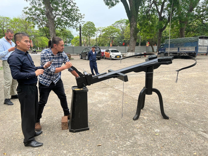Anh Andrej Ngo, du khách đến từ Cộng hòa Séc trải nghiệm bắn chiếc nỏ mô phỏng lại Nỏ thần An Dương Vương Lễ Dâng hương tưởng niệm Đức Vua An Dương Vương -0