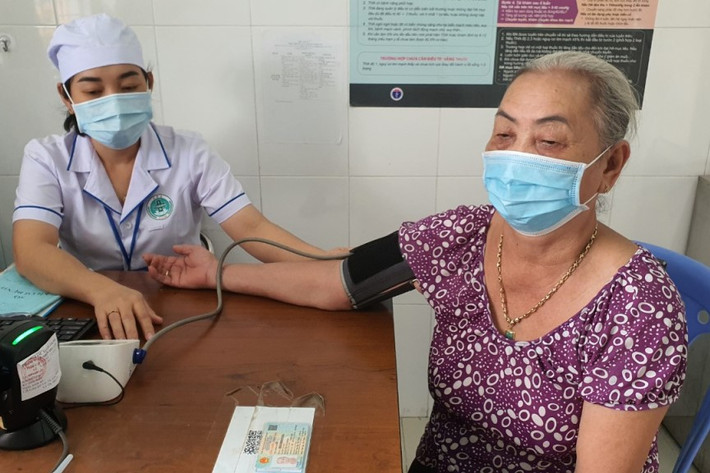 Đội ngũ y, bác sĩ tại Trạm y tế xã Nhơn Hòa Lập, huyện Tân Thạnh khám bệnh cho người dân tại địa phương. Đây là 1 trong 57 đơn vị đạt Bộ tiêu chí quốc gia về y tế xã Long An có 57 xã, phường, thị trấn đạt Bộ tiêu chí quốc gia về y tế xã -0