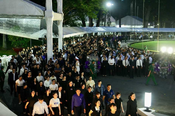 Tối 25.7, dòng người xếp hàng chờ vào Hội trường Thống Nhất viếng Tổng Bí thư Nguyễn Phú Trọng Lễ Viếng Tổng Bí thư Nguyễn Phú Trọng tại TP. Hồ Chí Minh: Gần 4 vạn người đến viếng tại Hội trường Thống Nhất -0