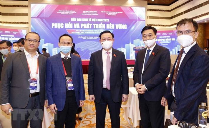 Chủ tịch Quốc hội Vương Đình Huệ với các đại biểu dự Diễn đàn Ảnh: Doãn Tấn/TTXVN Chủ tịch Quốc hội Vương Đình Huệ với các đại biểu dự Diễn đàn Ảnh: Doãn Tấn/TTXVN