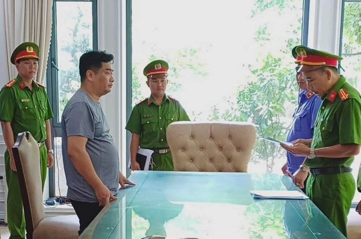 Lực lượng chức năng tỉnh Kiên Giang đọc lệnh bắt tạm giam đối với bị can Tăng Tấn Đạt Vụ dự án phân lô, bán nền trái phép ở Phú Quốc, bắt thêm đối tượng nhận 15 tỷ đồng
