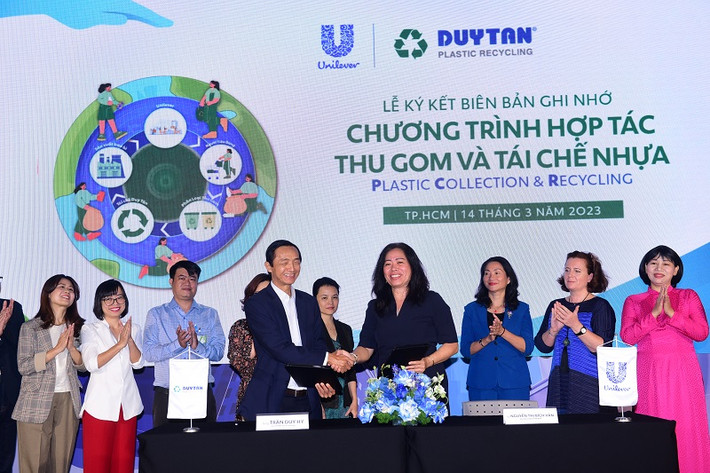 Unilever ký kết hợp tác với Tái chế Duy Tân hướng đến mục tiêu thu gom và tái chế 30.000 tấn rác thải nhựa. Nguồn: Unilever Việt Nam Kinh tế tuần hoàn giúp Unilever lọt Top 50 Doanh nghiệp Phát triển Bền vững Tiêu biểu -0