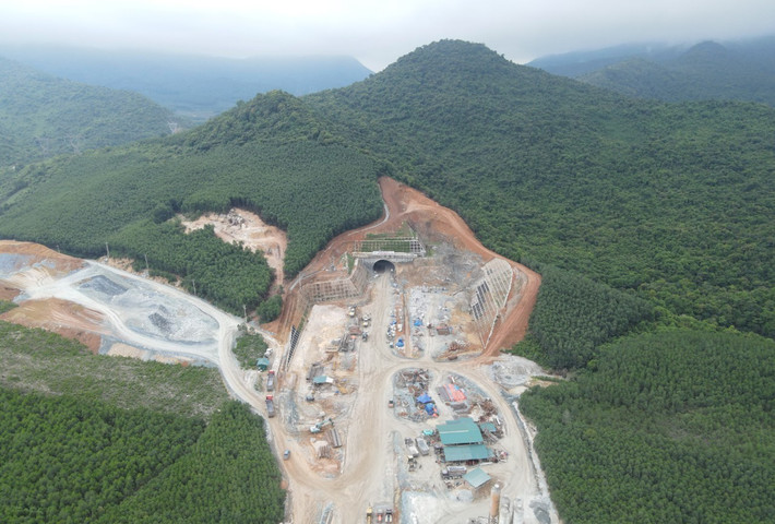 Hạng mục hầm Đèo Bụt thuộc núi Đèo Bụt nằm trên địa phận hai xã Kỳ Hoa (thị xã Kỳ Anh) và Kỳ Lạc (huyện Kỳ Anh, Hà Tĩnh) thuộc đoạn cao tốc Vũng Áng (Hà Tĩnh) - Bùng (Quảng Bình) do Công ty TNHH Tập đoàn Sơn Hải thi công Tập đoàn Sơn Hải bị xử phạt 120 triệu đồng do vi phạm trong khai thác khoảng sản -0