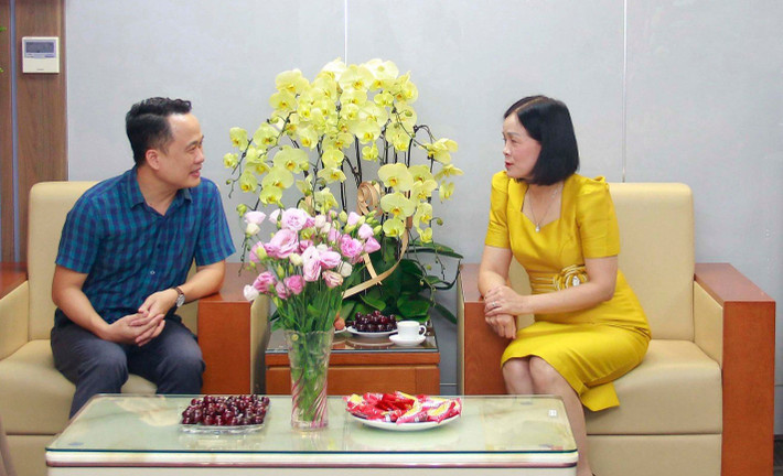 Đại diện Trường Đại học Mở Hà Nội, Giám đốc Trung tâm Truyền thông và Tuyển sinh, Ths. Đỗ Ngọc Anh và Phó Tổng Biên tập Báo Đại biểu Nhân dân Nguyễn Thị Minh Hằng. Ảnh: Khánh Duy Đại diện Ủy ban Kinh tế và các cơ quan, địa phương thăm và chúc mừng Báo Đại biểu Nhân dân -0