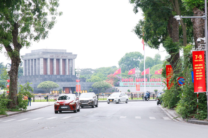 Khu vực Quảng trường Ba Đình, Lăng Chủ tịch Hồ Chí Minh, Nhà Quốc hội được trang hoàng cờ hoa chào mừng ngày lễ lớn của dân tộc Hà Nội rực rỡ cờ hoa chào mừng kỷ niệm 70 năm chiến thắng Điện Biên Phủ -1