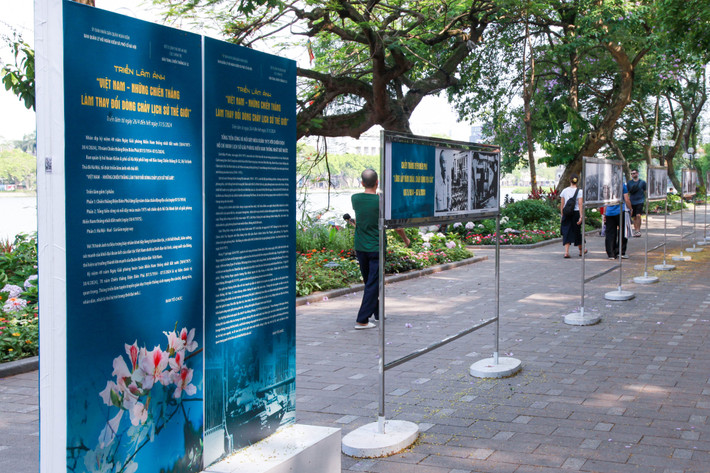 Cờ hoa, mô hình cổ động, triển lãm ảnh kỷ niệm 70 năm Chiến thắng Điện Biên Phủ được bố trí xung quanh khu vực hồ Hoàn Kiếm để người dân, du khách trong và ngoài nước tìm hiểu về "cột mốc vàng" trong lịch sử dân tộc Hà Nội rực rỡ cờ hoa chào mừng kỷ niệm 70 năm chiến thắng Điện Biên Phủ -8