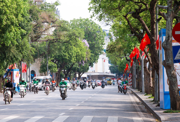 Cờ hoa, mô hình cổ động, triển lãm ảnh kỷ niệm 70 năm Chiến thắng Điện Biên Phủ được bố trí xung quanh khu vực hồ Hoàn Kiếm để người dân, du khách trong và ngoài nước tìm hiểu về "cột mốc vàng" trong lịch sử dân tộc Hà Nội rực rỡ cờ hoa chào mừng kỷ niệm 70 năm chiến thắng Điện Biên Phủ -3