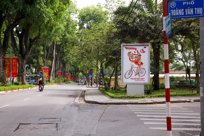 Đường Thanh Niên, đường Hoàng Diệu rợp bóng cây cũng được điểm tô thêm sắc đỏ của băng rôn, cờ, phướn chào mừng ngày lễ Hà Nội rực rỡ cờ hoa chào mừng kỷ niệm 70 năm chiến thắng Điện Biên Phủ -1