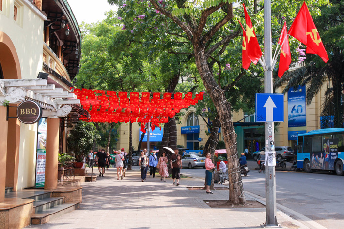 Cờ hoa, mô hình cổ động, triển lãm ảnh kỷ niệm 70 năm Chiến thắng Điện Biên Phủ được bố trí xung quanh khu vực hồ Hoàn Kiếm để người dân, du khách trong và ngoài nước tìm hiểu về "cột mốc vàng" trong lịch sử dân tộc Hà Nội rực rỡ cờ hoa chào mừng kỷ niệm 70 năm chiến thắng Điện Biên Phủ -7