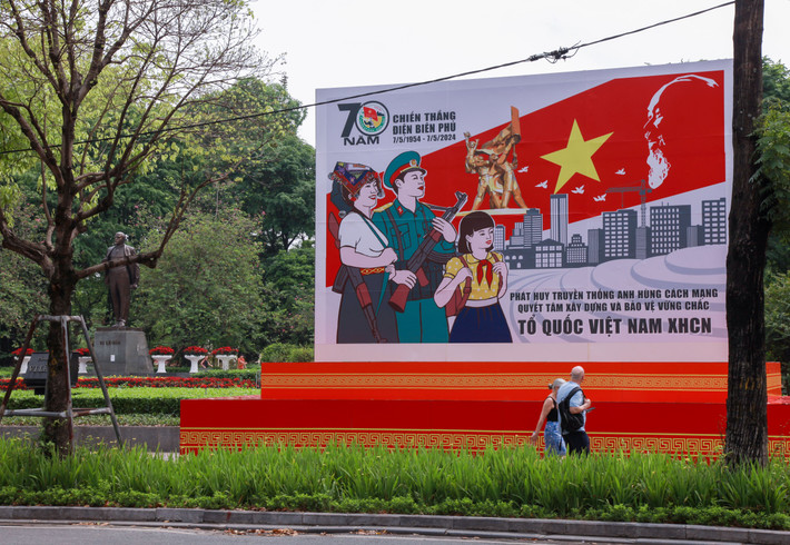 Tuyến phố Điện Biên Phủ (phường Điện Biên, quận Ba Đình) - địa danh được TP. Hà Nội chính thức đổi tên vào dịp kỷ niệm 10 năm Chiến thắng Điện Biên Phủ cho tới nay Hà Nội rực rỡ cờ hoa chào mừng kỷ niệm 70 năm chiến thắng Điện Biên Phủ -1