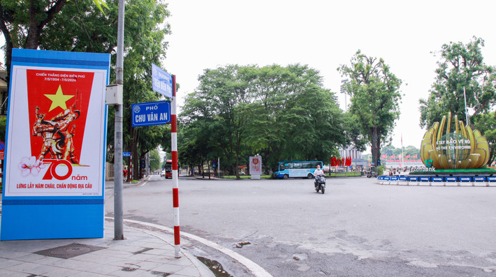 Khu vực Quảng trường Ba Đình, Lăng Chủ tịch Hồ Chí Minh, Nhà Quốc hội được trang hoàng cờ hoa chào mừng ngày lễ lớn của dân tộc Hà Nội rực rỡ cờ hoa chào mừng kỷ niệm 70 năm chiến thắng Điện Biên Phủ -0