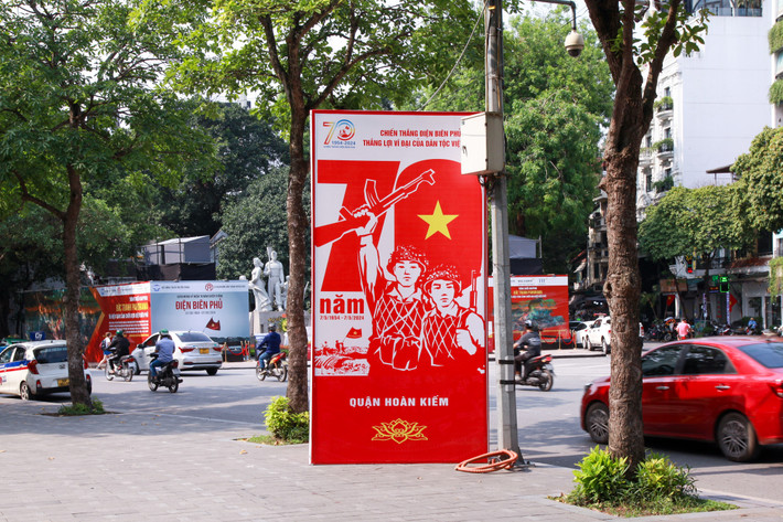 Cờ hoa, mô hình cổ động, triển lãm ảnh kỷ niệm 70 năm Chiến thắng Điện Biên Phủ được bố trí xung quanh khu vực hồ Hoàn Kiếm để người dân, du khách trong và ngoài nước tìm hiểu về "cột mốc vàng" trong lịch sử dân tộc Hà Nội rực rỡ cờ hoa chào mừng kỷ niệm 70 năm chiến thắng Điện Biên Phủ -5