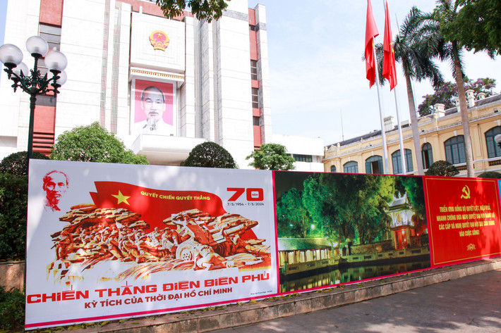 Cờ hoa, mô hình cổ động, triển lãm ảnh kỷ niệm 70 năm Chiến thắng Điện Biên Phủ được bố trí xung quanh khu vực hồ Hoàn Kiếm để người dân, du khách trong và ngoài nước tìm hiểu về "cột mốc vàng" trong lịch sử dân tộc Hà Nội rực rỡ cờ hoa chào mừng kỷ niệm 70 năm chiến thắng Điện Biên Phủ -2