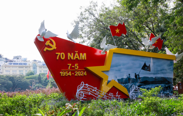 Cờ hoa, mô hình cổ động, triển lãm ảnh kỷ niệm 70 năm Chiến thắng Điện Biên Phủ được bố trí xung quanh khu vực hồ Hoàn Kiếm để người dân, du khách trong và ngoài nước tìm hiểu về "cột mốc vàng" trong lịch sử dân tộc Hà Nội rực rỡ cờ hoa chào mừng kỷ niệm 70 năm chiến thắng Điện Biên Phủ -4