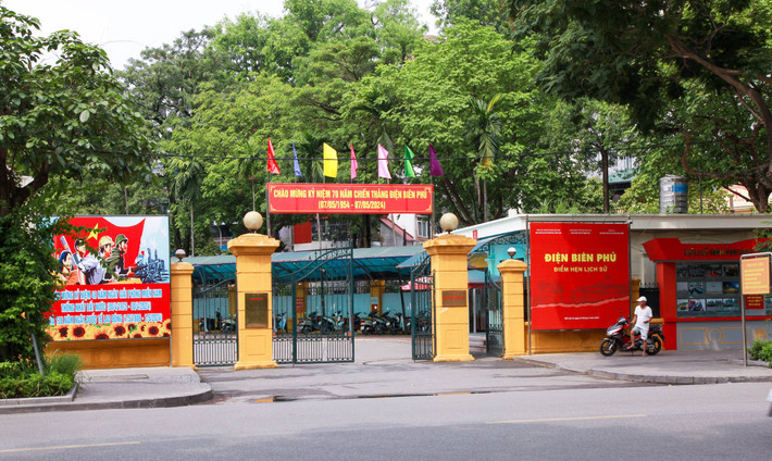 Tuyến phố Điện Biên Phủ (phường Điện Biên, quận Ba Đình) - địa danh được TP. Hà Nội chính thức đổi tên vào dịp kỷ niệm 10 năm Chiến thắng Điện Biên Phủ cho tới nay Hà Nội rực rỡ cờ hoa chào mừng kỷ niệm 70 năm chiến thắng Điện Biên Phủ -3