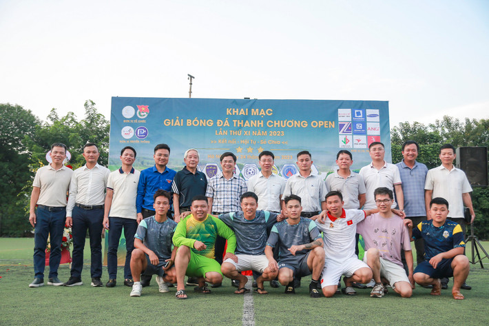 Các đại biểu chụp ảnh lưu niệm với đội FC Phong Thịnh Khai mạc Giải bóng đá Thanh Chương Open lần thứ XI năm 2023 tại Hà Nội -0