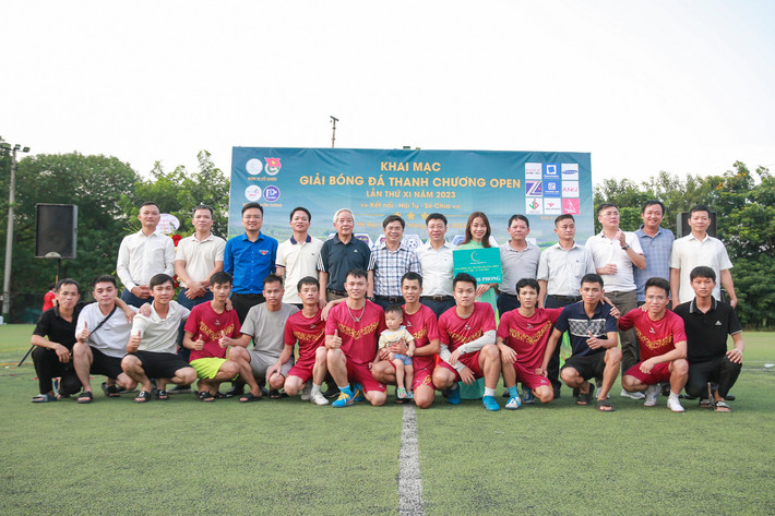 Các đại biểu chụp ảnh lưu niệm với đội FC Thanh Phong Khai mạc Giải bóng đá Thanh Chương Open lần thứ XI năm 2023 tại Hà Nội -0