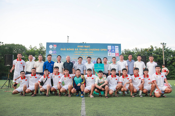Các đại biểu chụp ảnh lưu niệm với đội FC Thanh Tiên Khai mạc Giải bóng đá Thanh Chương Open lần thứ XI năm 2023 tại Hà Nội -0