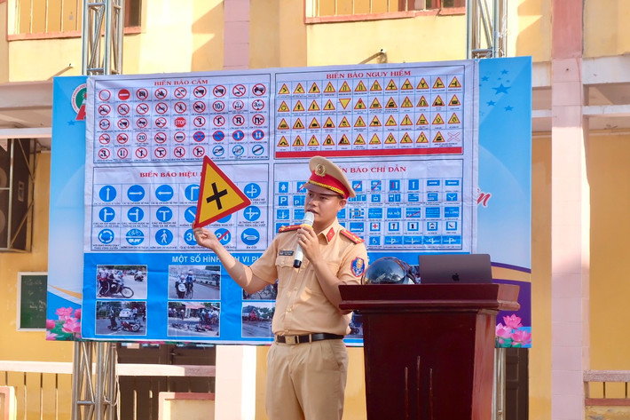 Cán bộ Đội CSGT-TT- Công an huyện Thanh Hà tuyên truyền phổ biến các kiến thức pháp luật về ATGT cho các em học sinh. Đẩy mạnh thực hiện mô hình “Cổng trường an toàn giao thông