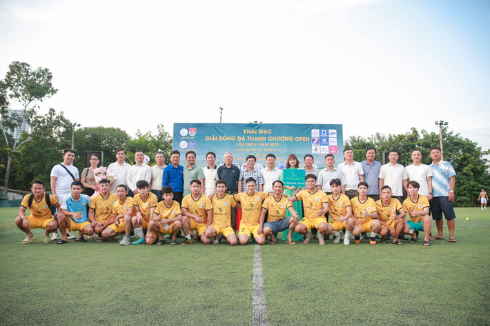 Các đại biểu chụp ảnh lưu niệm với đội FC Thanh Giang Khai mạc Giải bóng đá Thanh Chương Open lần thứ XI năm 2023 tại Hà Nội -0