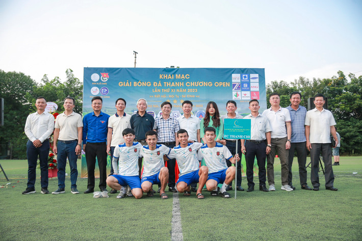 Các đại biểu chụp ảnh lưu niệm với đội FC Thanh Chi Khai mạc Giải bóng đá Thanh Chương Open lần thứ XI năm 2023 tại Hà Nội -0