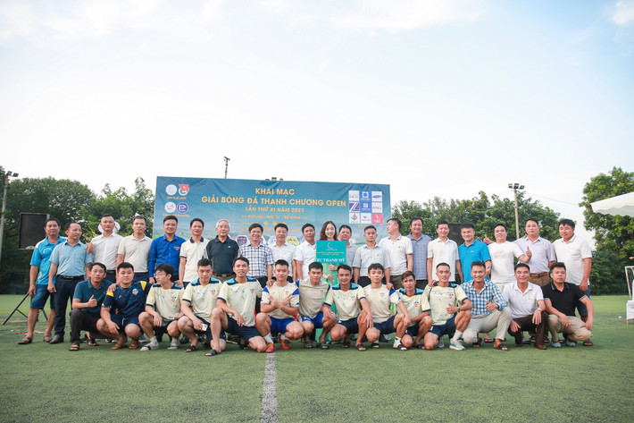 Các đại biểu chụp ảnh lưu niệm với đội FC Thanh Mỹ Khai mạc Giải bóng đá Thanh Chương Open lần thứ XI năm 2023 tại Hà Nội -0