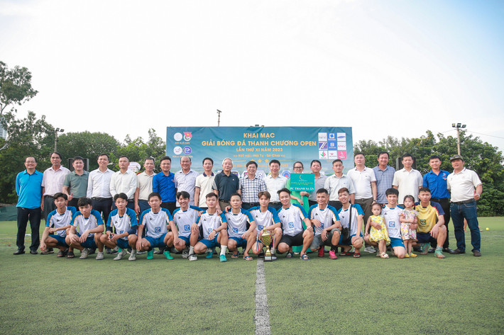 Các đại biểu chụp ảnh lưu niệm với đội FC Thanh Xuân Khai mạc Giải bóng đá Thanh Chương Open lần thứ XI năm 2023 tại Hà Nội -0