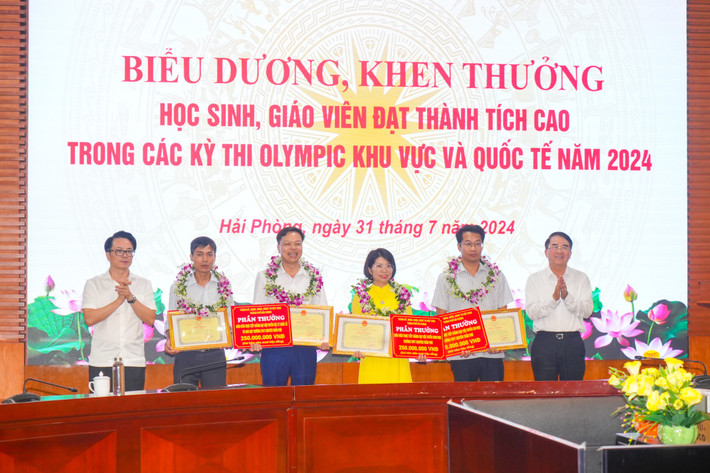 Hải Phòng: Tặng thưởng hơn 2,7 tỷ đồng cho học sinh, giáo viên đoạt huy chương trong các kỳ thi Olympic ảnh 2 z5685957647644_3c9d9bd128edb736764b68b9835d6c98.jpg -0