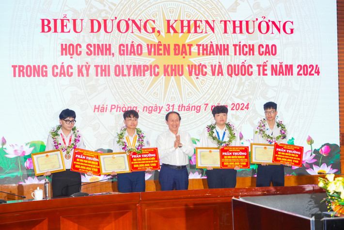 Hải Phòng: Tặng thưởng hơn 2,7 tỷ đồng cho học sinh, giáo viên đoạt huy chương trong các kỳ thi Olympic ảnh 1 z5685957720193_b686bbdf1d57b57b3e482bb72062bb04638580619606750801.jpg -0