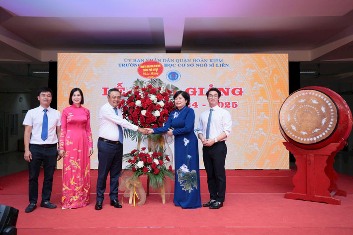 Chủ tịch UBND thành phố Hà Nội Trần Sỹ Thanh tặng hoa chúc mừng tập thể cán bộ, giáo viên, nhân viên và học sinh nhà trường. Ảnh: M.H Lãnh đạo TP. Hà Nội dự khai giải tại các trường trên địa bàn thành phố -0