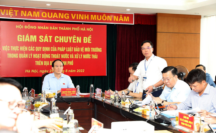 Chủ tịch UBND quận Long Biên Nguyễn Mạnh Hà báo cáo Đoàn giám sát Tập trung triển khai xây dựng các trạm xử lý nước thải -0