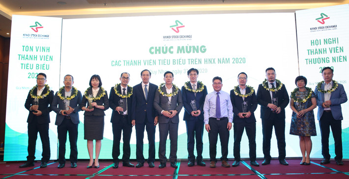 Vinh danh 10 công ty chứng khoán thành viên tiêu biểu Vinh danh 10 công ty chứng khoán thành viên tiêu biểu