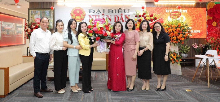 “Cầu nối” gắn kết cử tri, Nhân dân với chính quyền ảnh 1 Đoàn ĐBQH tỉnh Hòa Bình đến thăm, chúc mừng Báo Đại biểu Nhân dân nhân ngày Báo chí cách mạng Việt Nam. Ảnh Khánh Duy