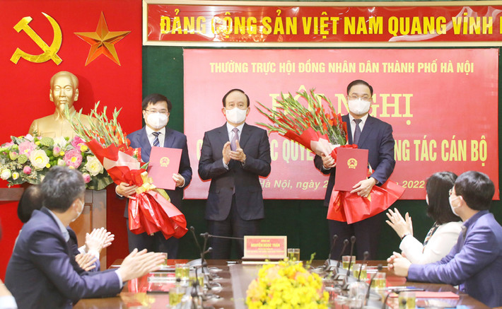 Chủ tịch HĐND thành phố Hà Nội Nguyễn Ngọc Tuấn trao Quyết định điều động cán bộ và bổ nhiệm cán bộ cho ông Trương Việt Dũng, Nguyễn Ngọc Việt Chủ tịch HĐND thành phố Hà Nội Nguyễn Ngọc Tuấn trao Quyết định điều động cán bộ và bổ nhiệm cán bộ cho hai đồng chí Trương Việt Dũng, Nguyễn Ngọc Việt