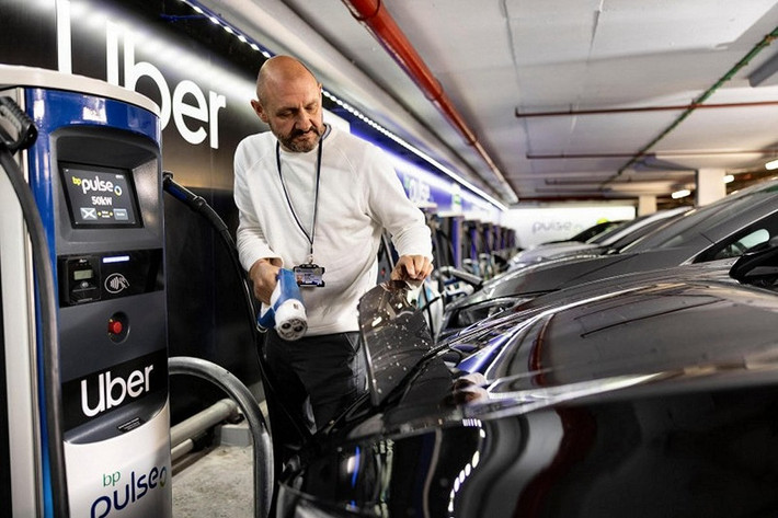 Uber hỗ trợ cho các tài xế London chuyển sang xe điện. Ảnh: Euronews Uber hỗ trợ tài chính cho tài xế ở London để chuyển sang xe điện -0