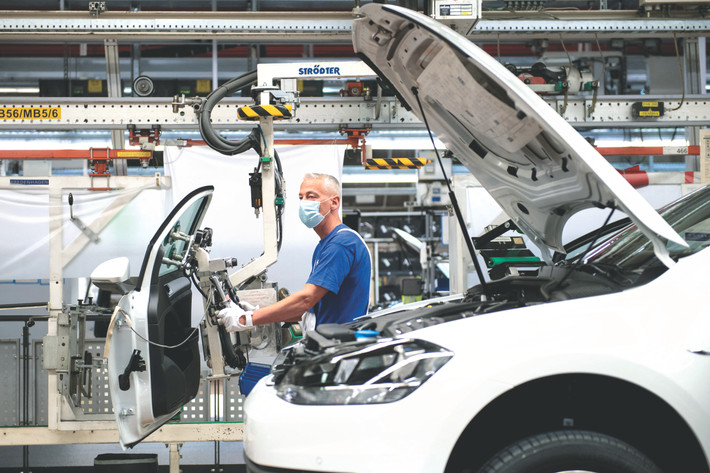 Kỳ vọng lấy lại đà tăng trưởng ảnh 2 Trong nhà máy xe Volkswagen ở thành phố Wolfsburg (Đức) Ảnh: Reuters
