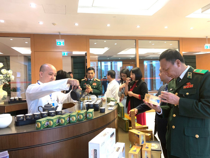 Các đại biểu Quốc hội thưởng thức trà sen trong giờ giải lao tại Kỳ họp thứ Sáu, Quốc hội Khóa XV. Các đại biểu Quốc hội thưởng thức trà sen trong giờ giải lao tại Kỳ họp thứ Sáu, Quốc hội Khóa XV.