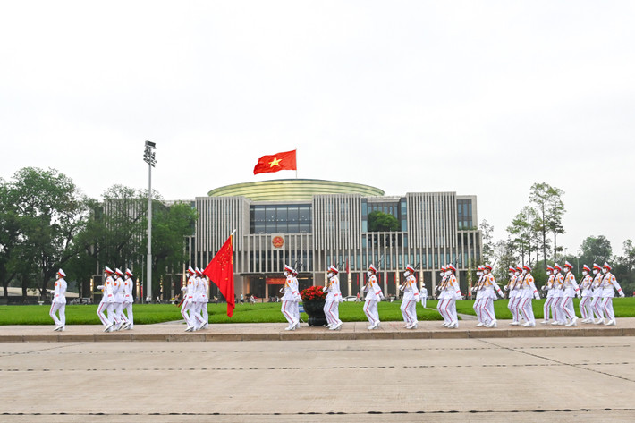 Trang nghiêm lễ thượng cờ tại quảng trường Ba Đình nhân dịp 47 năm ngày thống nhất đất nước ảnh 27 Trang nghiêm lễ thượng cờ tại quảng trường Ba Đình nhân dịp 47 năm ngày thống nhất đất nước -0