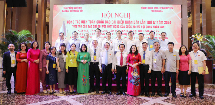 Phó Chủ tịch Quốc hội Nguyễn Đức Hải chụp ảnh lưu niệm cùng các đại biểu. dự Hội nghị Cộng tác viên toàn quốc Báo Đại biểu Nhân dân lần thứ 17 năm 2024. Ảnh: Quang Khánh Nguyên Chủ nhiệm Văn phòng Quốc hội TRẦN ĐÌNH ĐÀN: Gắn chặt địa bàn, không gian hoạt động của cử tri và người dân với các cơ quan dân cử -0