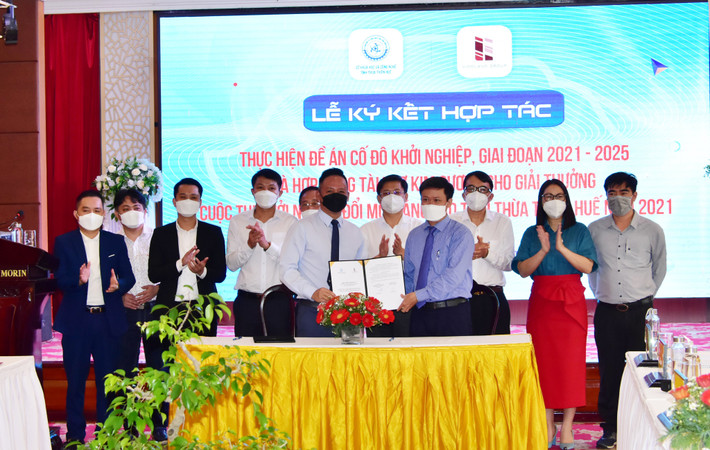 Lễ ký kết hợp tác thực hiện Đề án Cố đô Khởi nghiệp, giai đoạn 2021-2025 trên địa bàn tỉnh Thừa Thiên Huế. Ảnh: ITN Bài 3: Để khởi nghiệp sáng tạo không chỉ là phong trào -0