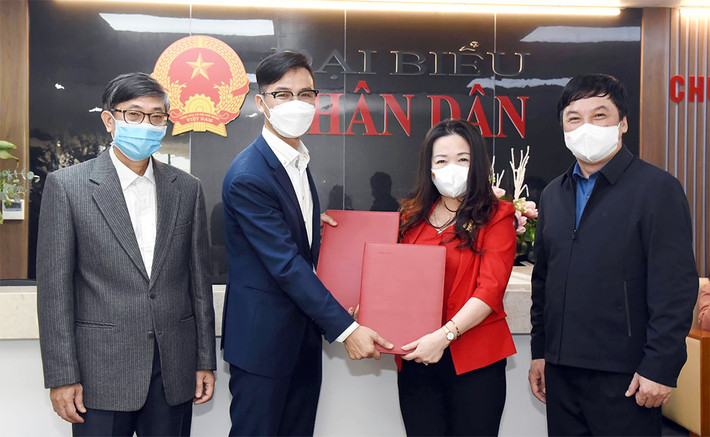 Ban Biên tập Báo Đại biểu Nhân dân và đại diện Adfly Việt Nam trao Biên bản thỏa thuận hợp tác Ảnh: Quang Khánh Ban Biên tập Báo Đại biểu Nhân dân và đại diện Adfly Việt Nam trao thỏa thuận hợp tác