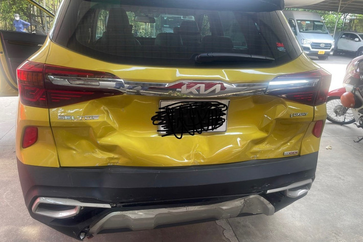Chiếc xe ô tô của chị Hằng bị nạn, hư hỏng phần đuôi Công ty Bảo hiểm Hàng không TP. Hồ Chí Minh “bỏ rơi” khách hàng gặp nạn? -0