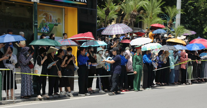 Người dân chờ tiễn biệt Tổng Bí thư lần cuối. Ảnh: Trọng Hiếu Trang trọng tổ chức Lễ truy điệu Tổng Bí thư Nguyễn Phú Trọng