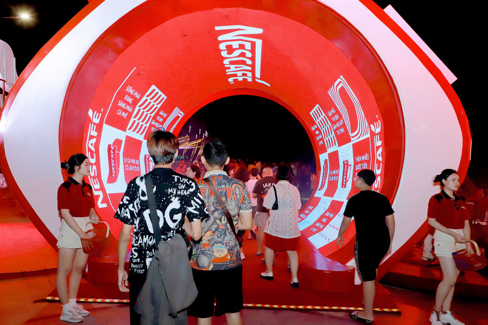 Không gian ánh sáng 360 độ bên trong ly sứ đỏ khổng lồ thu hút người dân tham quan tại Bến Bạch Đằng Chuỗi hoạt động “Khơi mở thế giới của bạn” của NESCAFÉ thu hút hàng nghìn người tham gia, trải nghiệm -0
